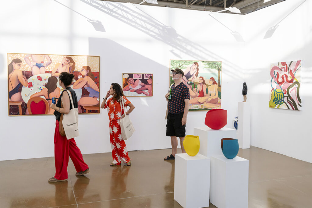 Visitantes recorren uno de los espacios expositivos de CAN Art Fair Ibiza 2026.