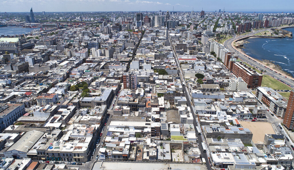 Vista aérea de Ciudad Vieja y la Rambla de Montevideo.