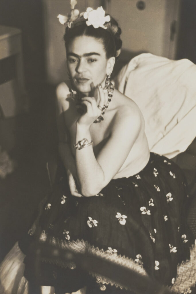 Frida Kahlo en un retrato realizado durante la década de 1940, periodo en el que consolidó gran parte de la obra que hoy cuenta con protección especial en México.