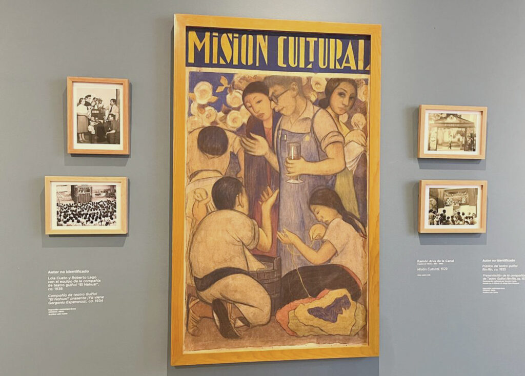 Vista de la obra Misión Cultural de Ramón Alva de la Canal, acompañada por fotografías históricas en la exposición Arte y visualidad en el México moderno. Colección MUNAL siglo XX.