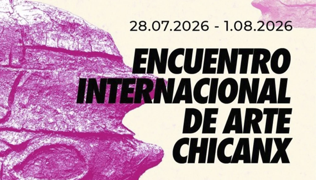 Cartel del Encuentro Internacional de Arte Chicanx con la fecha del evento y un diseño en tonos magenta y crema inspirado en motivos prehispánicos.