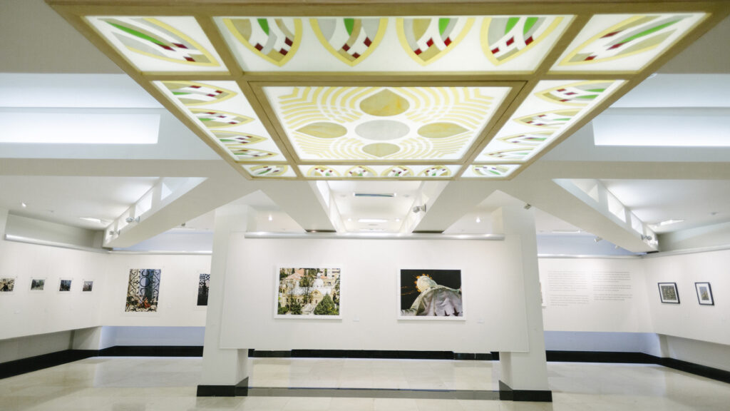 Sala de exposición con obras de Gabriel Sánchez Viveros.