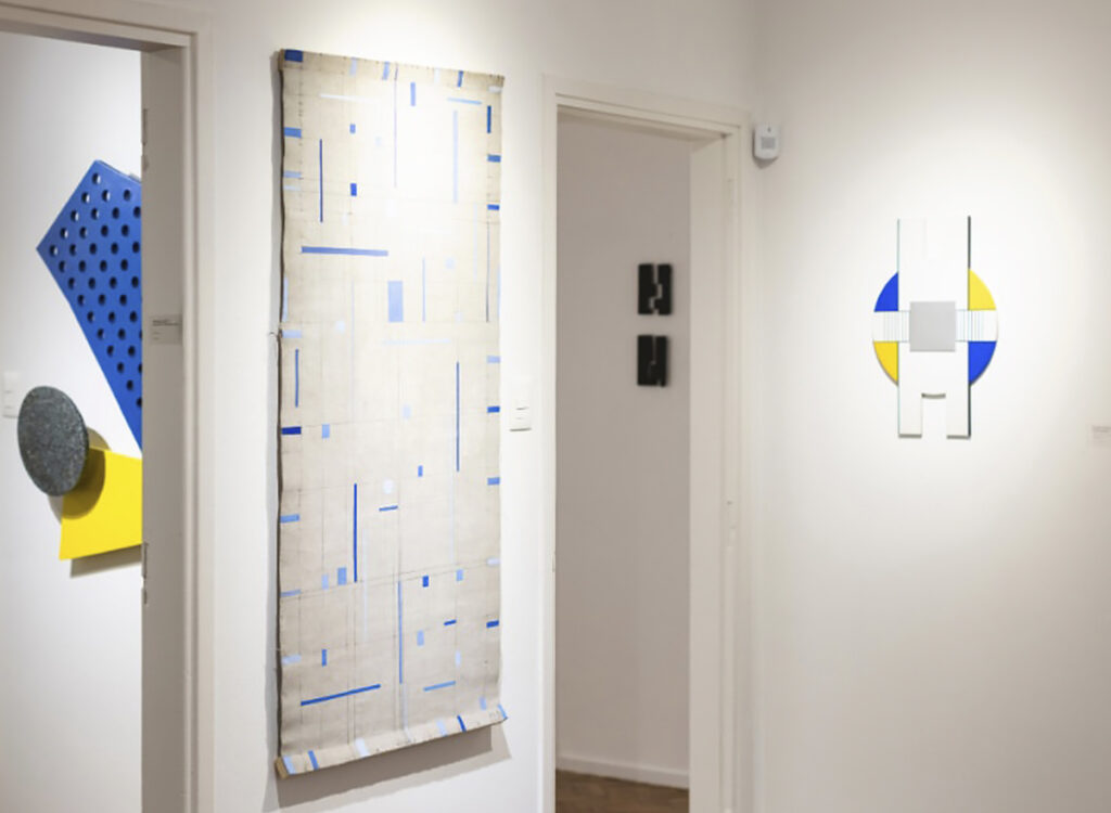 Obras de arte geométrico contemporáneo exhibidas en una galería de Montevideo. Marcela Ambrois