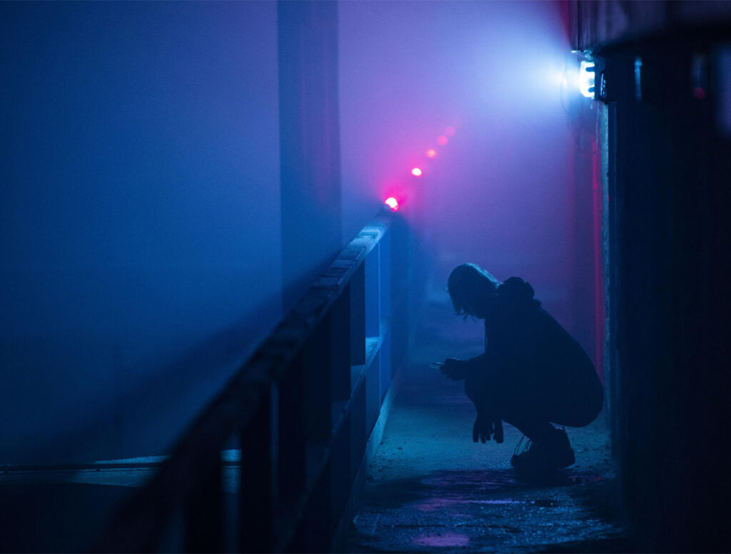 La obra de Karlos Gil transforma un espacio industrial en un paisaje inmersivo donde la luz, la niebla y la arquitectura evocan un territorio suspendido entre la ciencia ficción, la memoria y la transformación constante del entorno.