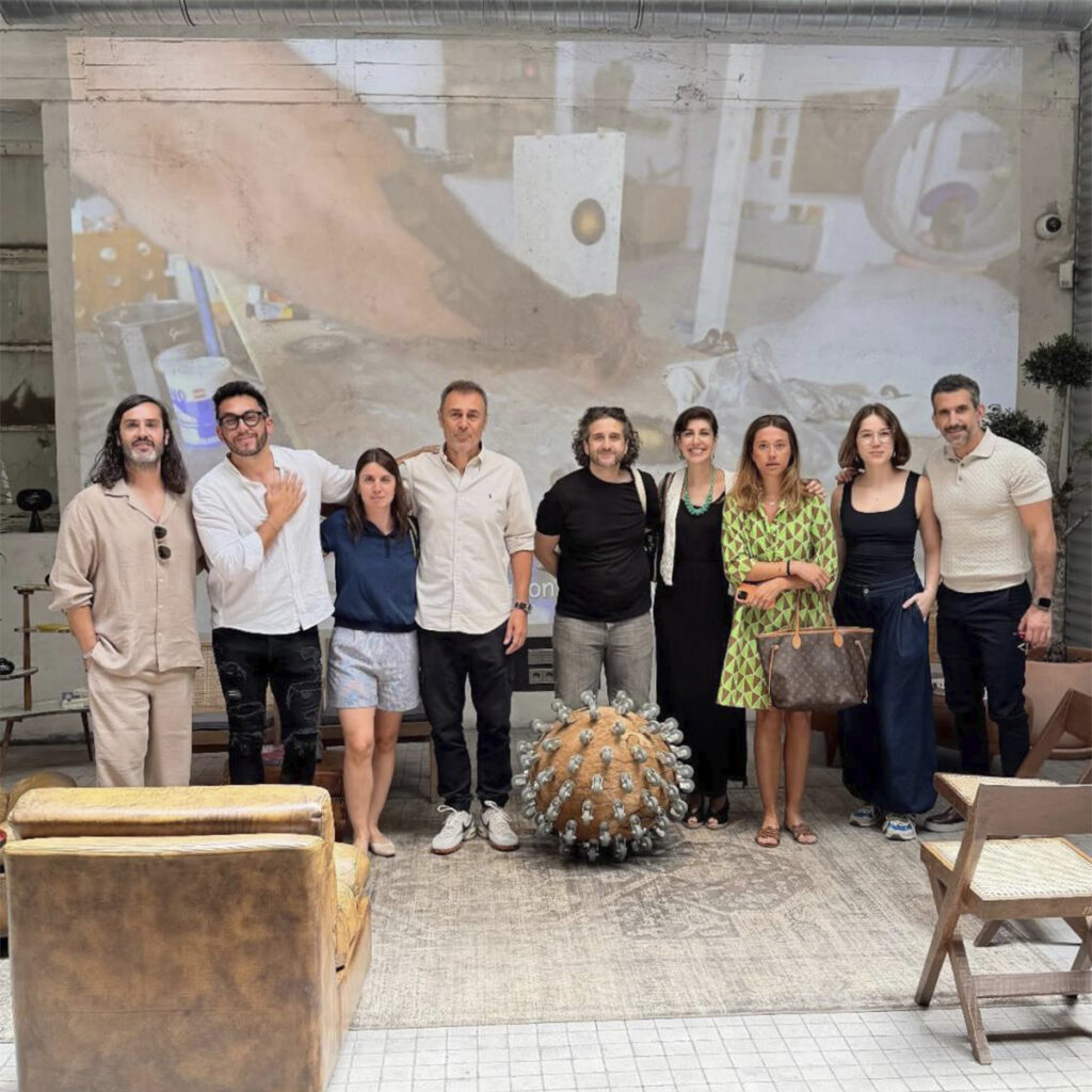 Grupo de representantes y organizadores de JUSTQRO posando en un espacio cultural durante una visita de trabajo en Querétaro.