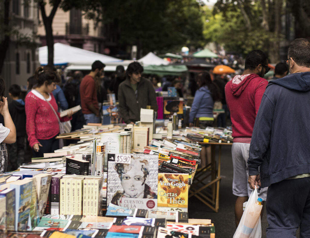 Puestos de libros en la Feria Tristán Narvaja de Montevideo.