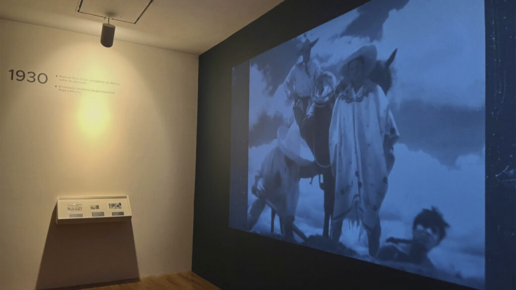 Proyección de material cinematográfico histórico dentro de uno de los núcleos temáticos de la exposición Arte y visualidad en el México moderno en el MUNAL.