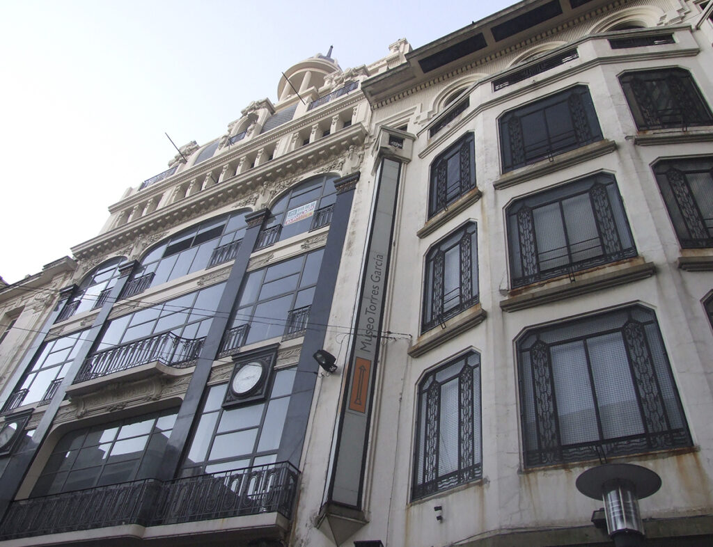 Fachada del Museo Torres García en Ciudad Vieja.