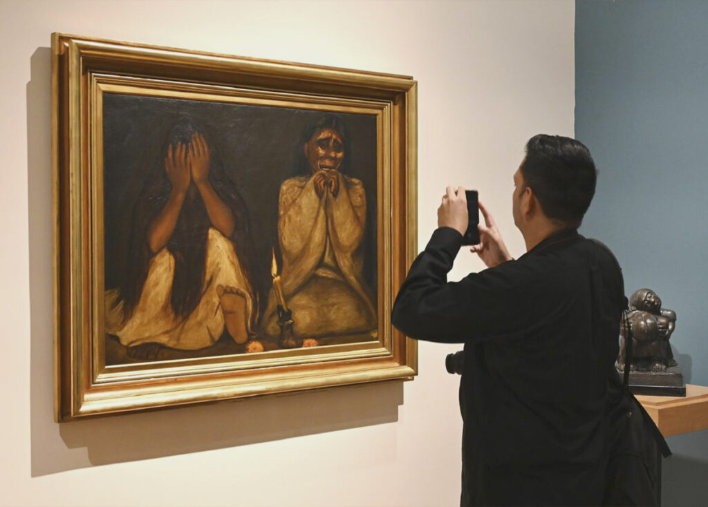 Visitante observa una pintura de temática indígena en las salas renovadas de la exposición permanente del Museo Nacional de Arte.