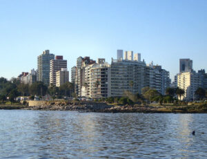 Vista del skyline de Punta Carretas frente al Río de la Plata en Montevideo, Uruguay.