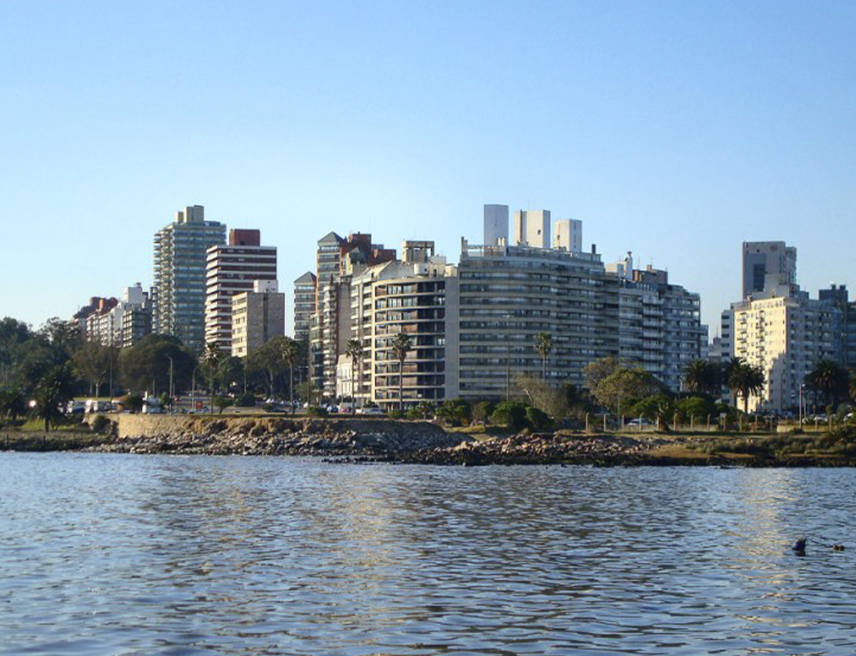 Vista del skyline de Punta Carretas frente al Río de la Plata en Montevideo, Uruguay.