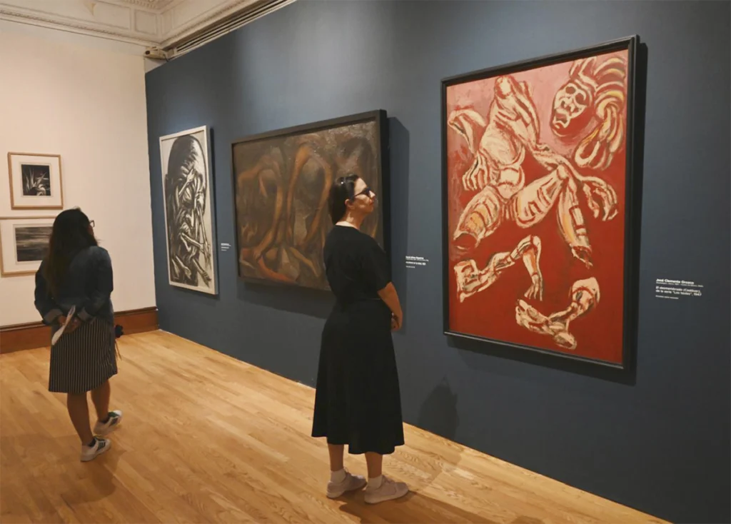 Visitantes observan obras de José Clemente Orozco y otros artistas del siglo XX en una de las salas renovadas de la exposición Arte y visualidad en el México moderno. Colección MUNAL siglo XX, en el Museo Nacional de Arte.