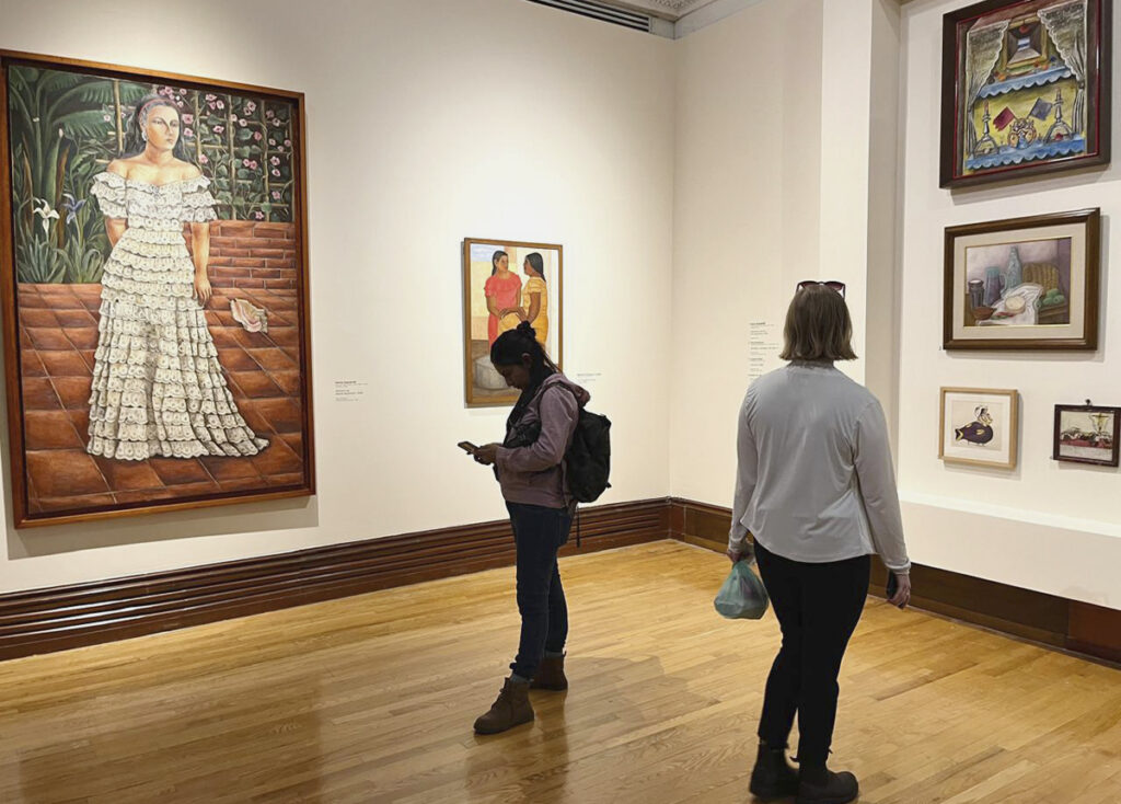 Visitantes recorren una sala con obras de María Izquierdo y otros artistas en la exposición Arte y visualidad en el México moderno del MUNAL.