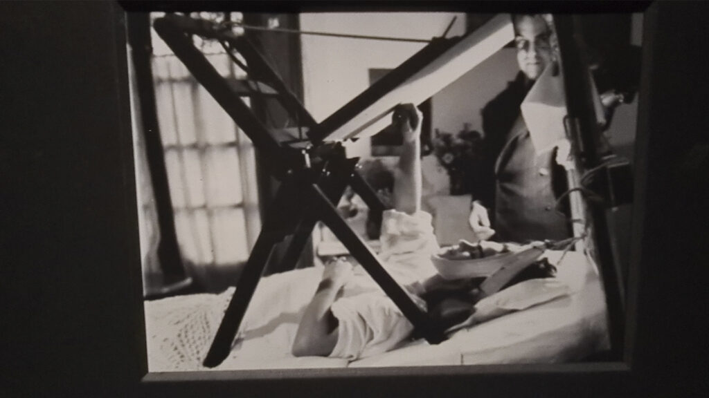 Frida Kahlo utilizó corsés ortopédicos durante gran parte de su vida tras el accidente que marcó su salud y que también influyó en buena parte de su producción artística.