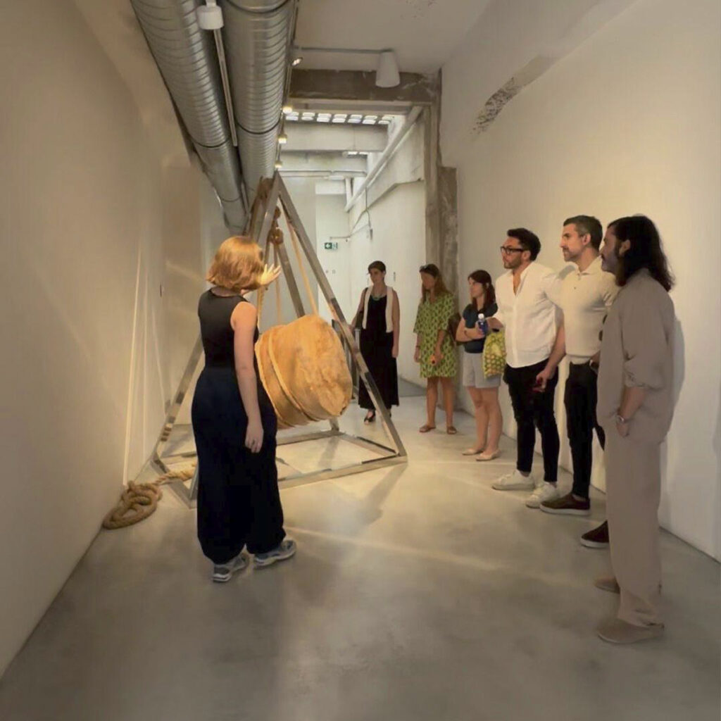 El equipo de JUSTQRO visitó espacios expositivos y proyectos de arte contemporáneo como parte del proceso de vinculación con la escena cultural queretana. 