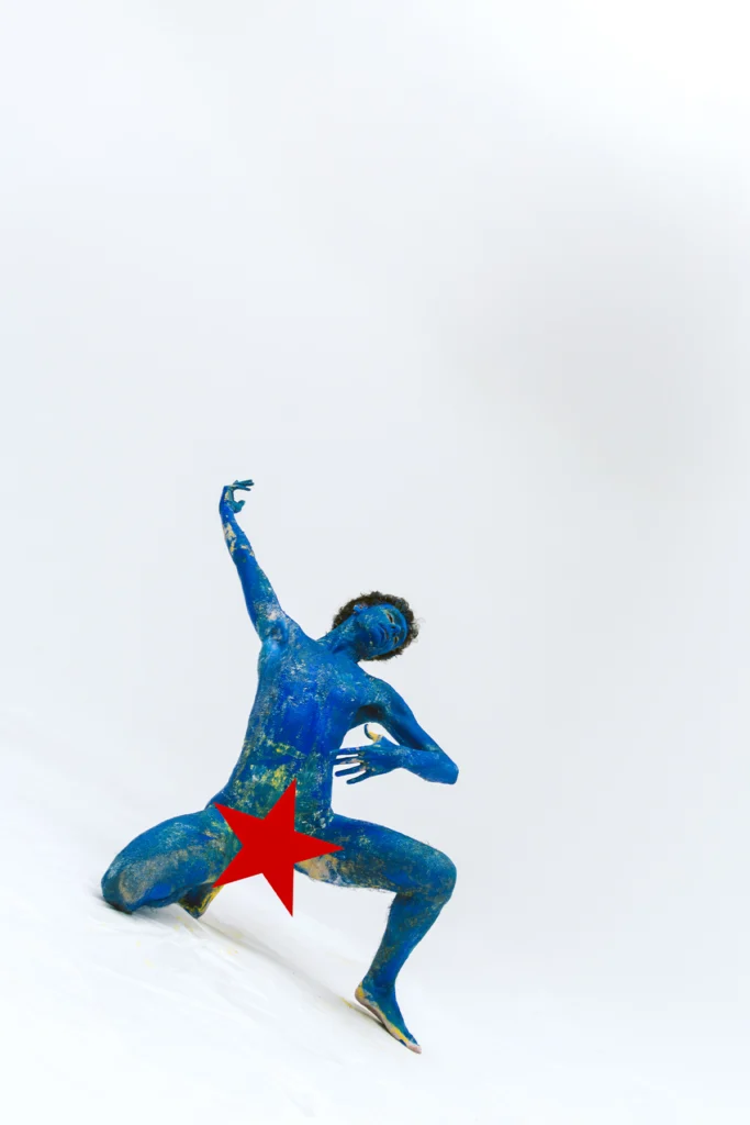 Trucha con el cuerpo pintado de azul durante una sesión fotográfica conceptual.