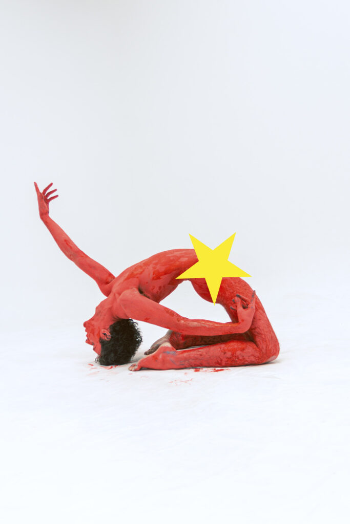 Trucha con el cuerpo pintado de rojo en una composición inspirada en el performance.