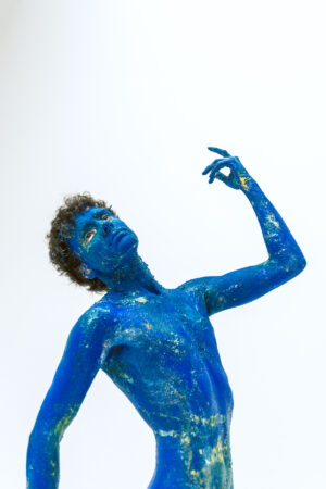 Retrato de Trucha con el cuerpo pintado de azul durante la sesión fotográfica de Ilusiones de Amor.