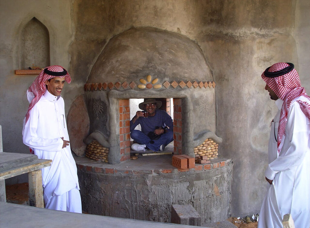 Gabriel Sánchez Viveros durante una obra arquitectónica en Arabia Saudita junto a trabajadores locales.