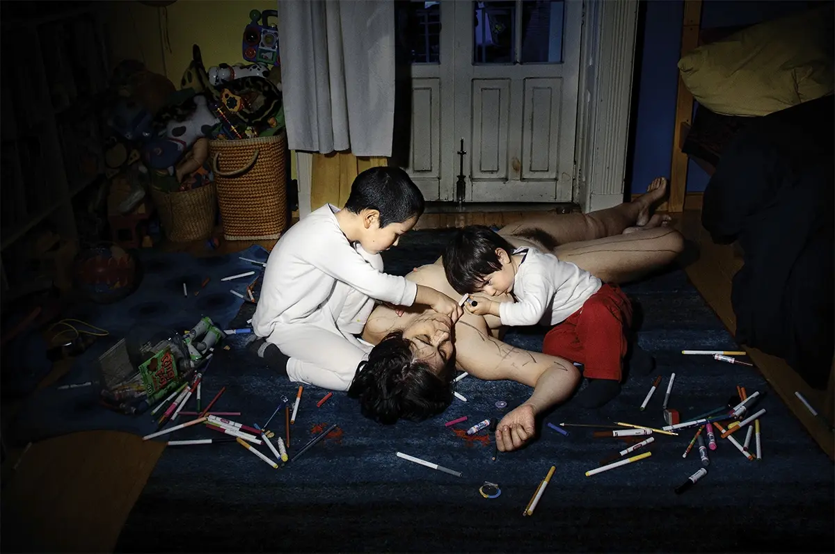 La fotografía forma parte de su exploración de la maternidad, el cuerpo y la vida familiar, temas presentes en su obra autobiográfica.