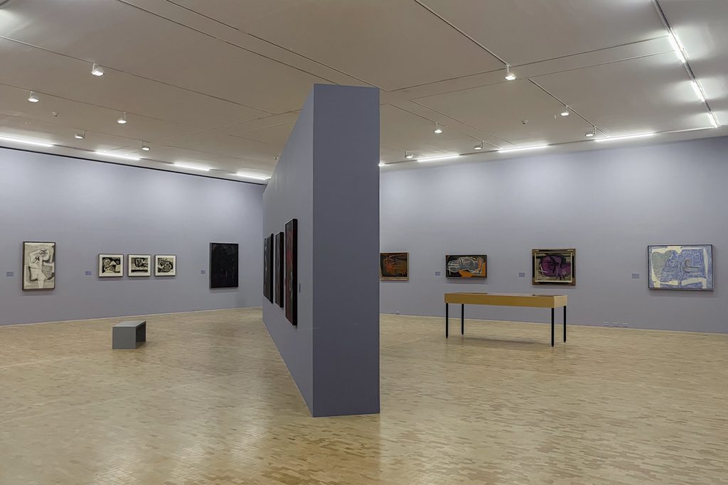 Vista de una sala de Tamayo, Nieto, Toledo. Los años en París en el Museo Tamayo, con pinturas y obra gráfica de los tres artistas oaxaqueños.