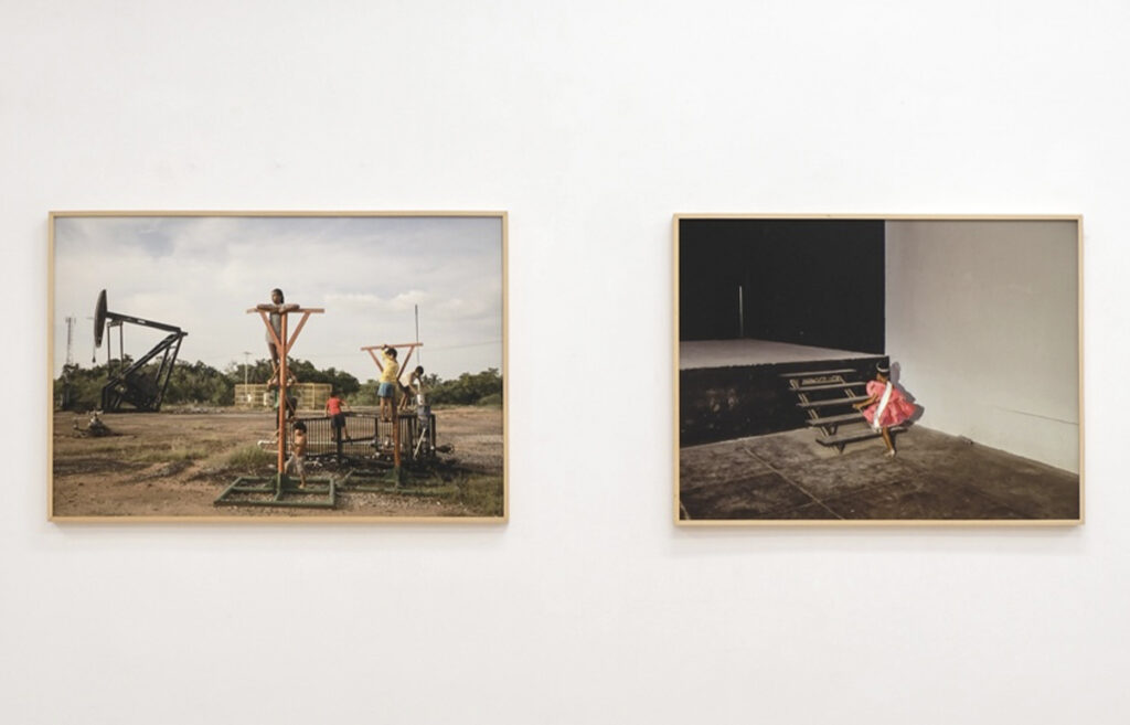 Dos fotografías enmarcadas instaladas sobre un muro blanco dentro del espacio expositivo.