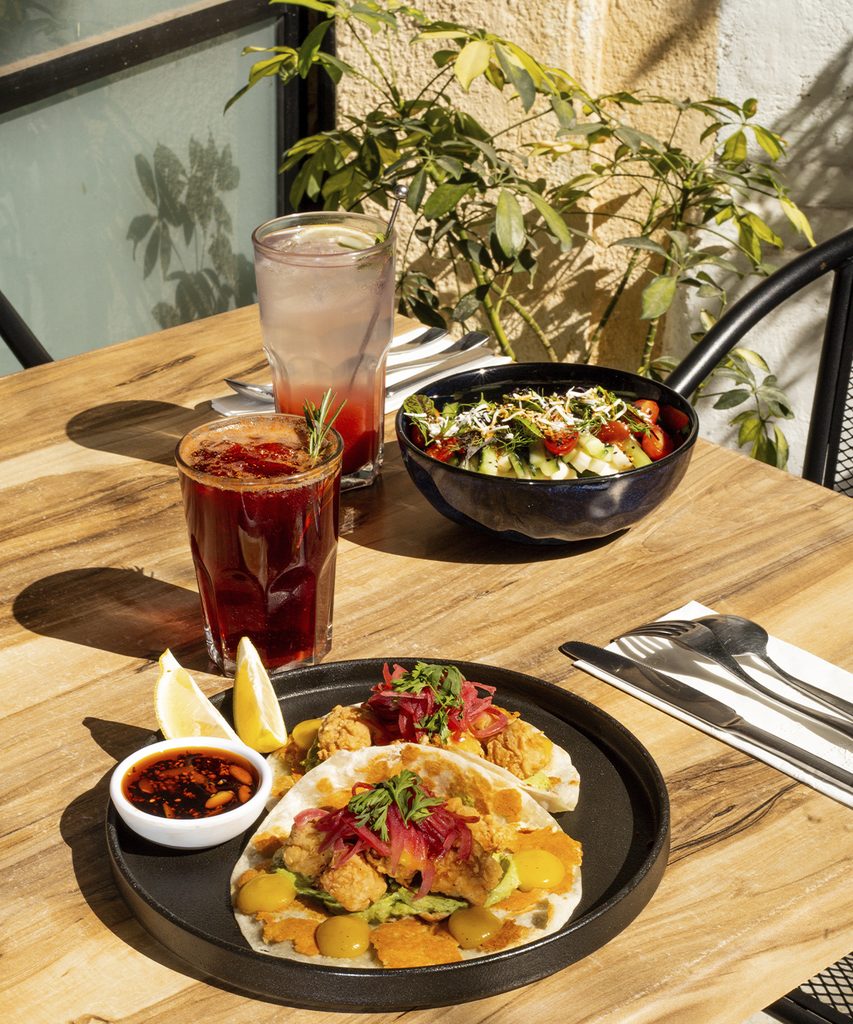 Mesa de Mixe Cocina Evolutiva con platillos mexicanos contemporáneos y bebidas.