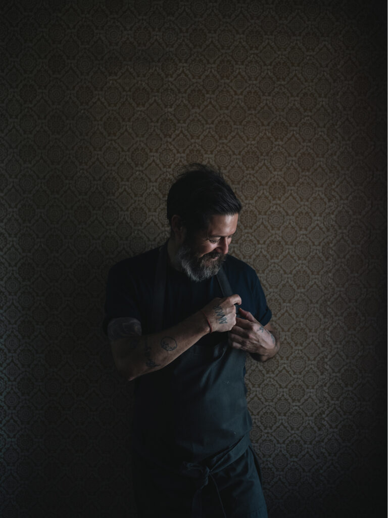 Retrato del chef Javier Avilés Lira, fundador de Pulpería Santa Elvira, en Santiago de Chile.