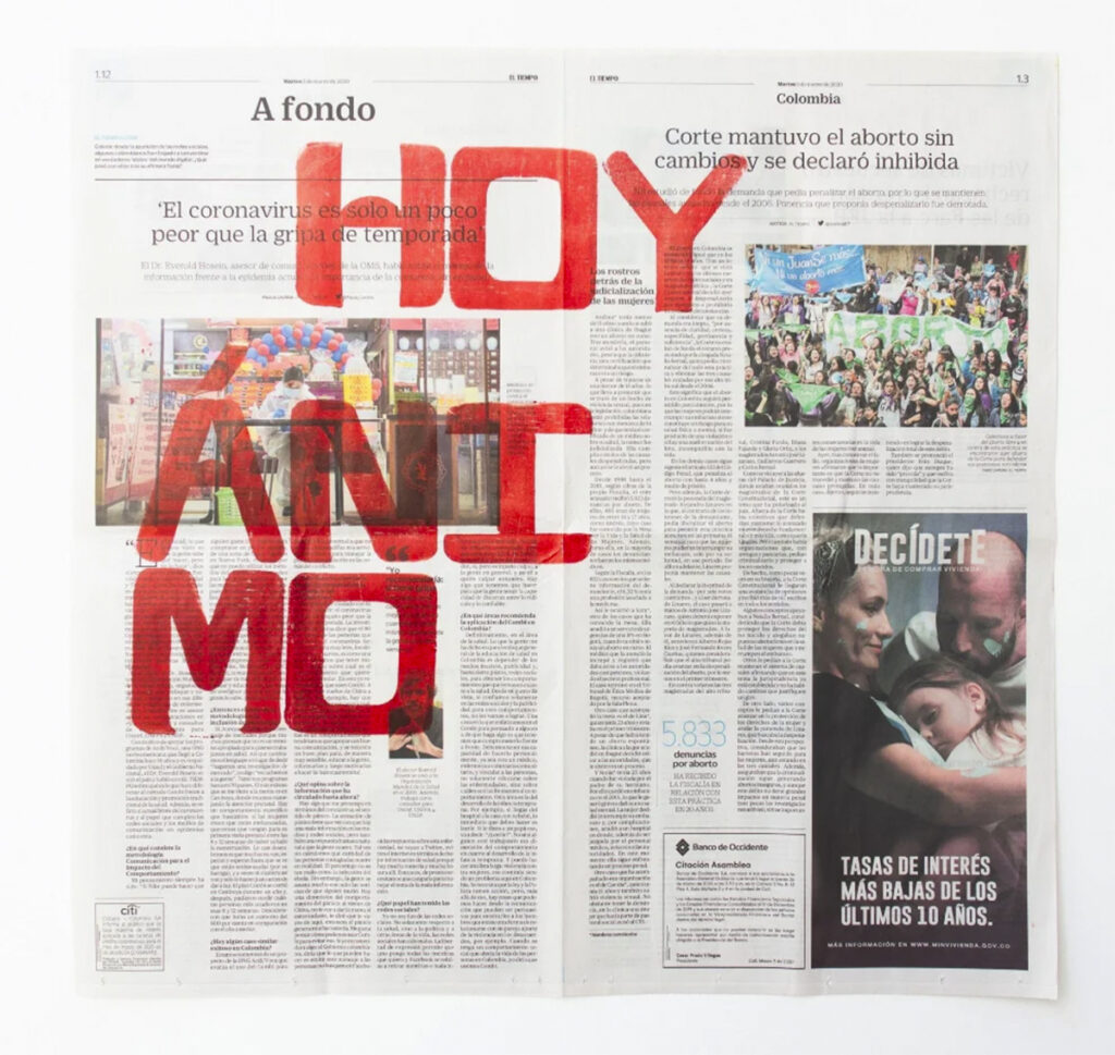 Obra de José Ruiz Díaz realizada sobre un periódico abierto, intervenido con grandes formas y letras rojas translúcidas que se superponen a titulares, fotografías y columnas de texto.