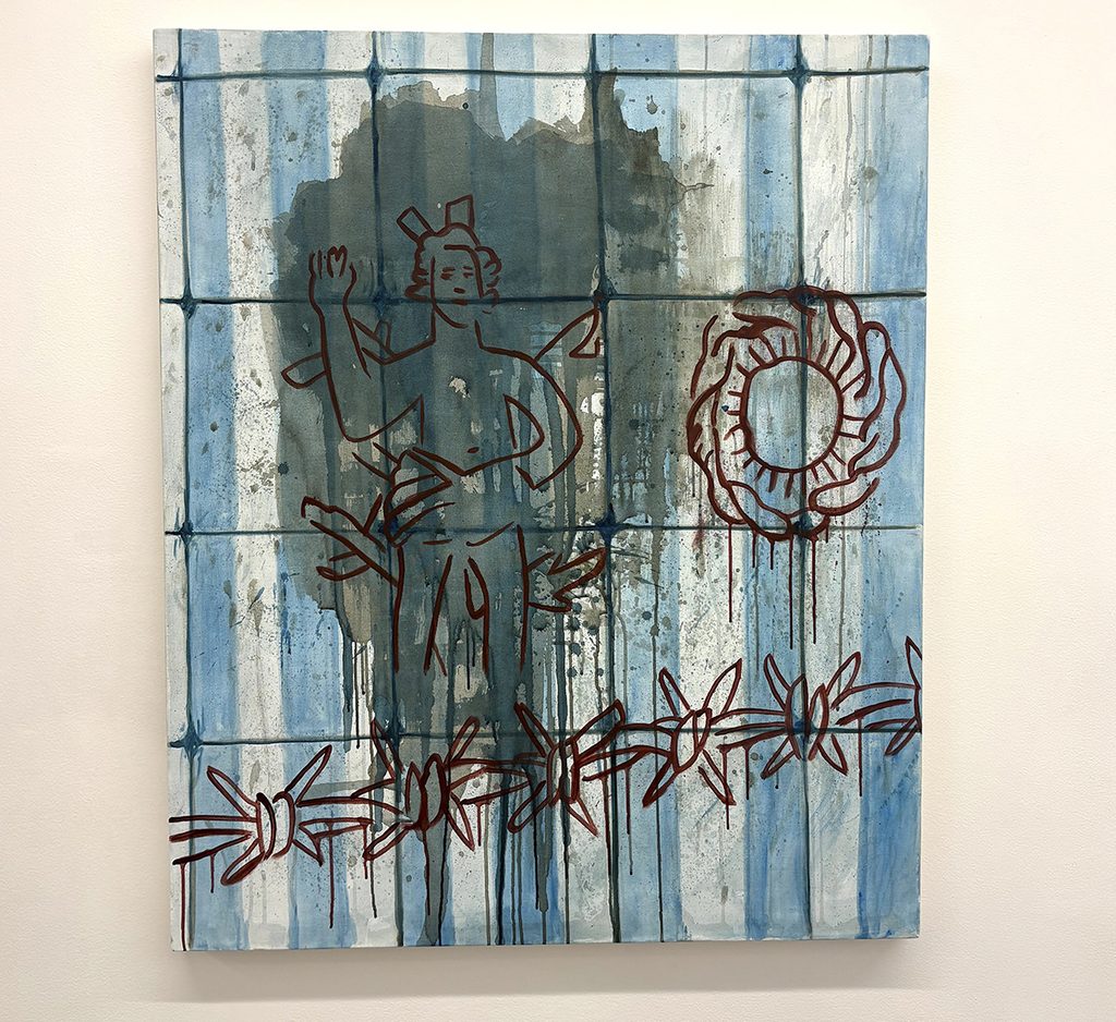 Obra de Leonardo Ascencio sobre azulejos azules manchados, con figuras delineadas en rojo y alambre de púas.