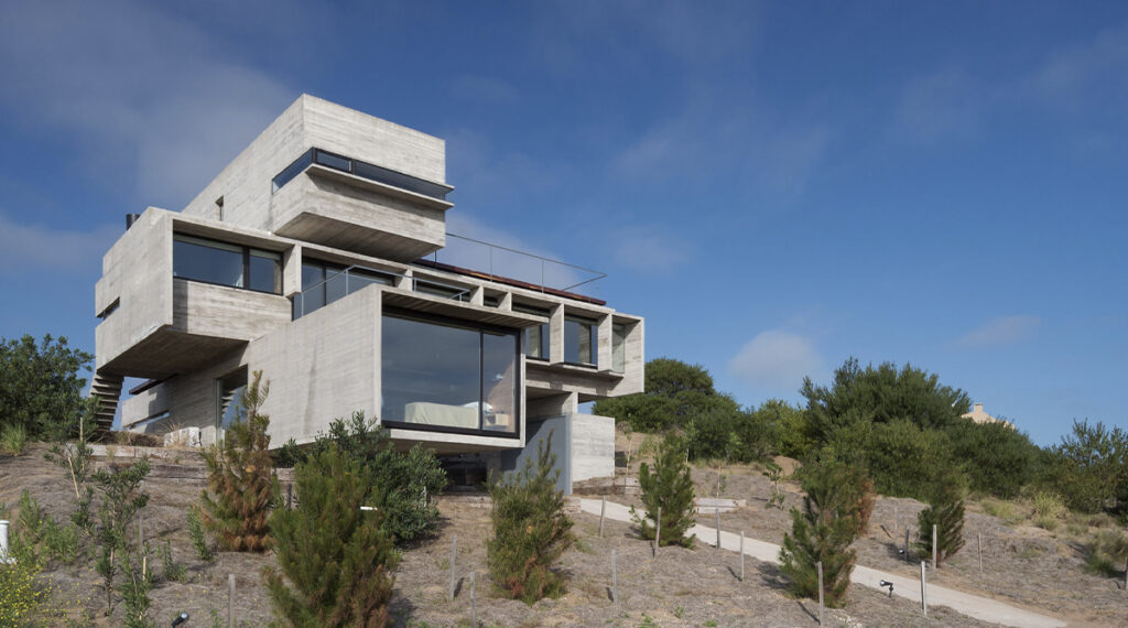Casa de hormigón de Luciano Kruk en el paisaje de la costa argentina.