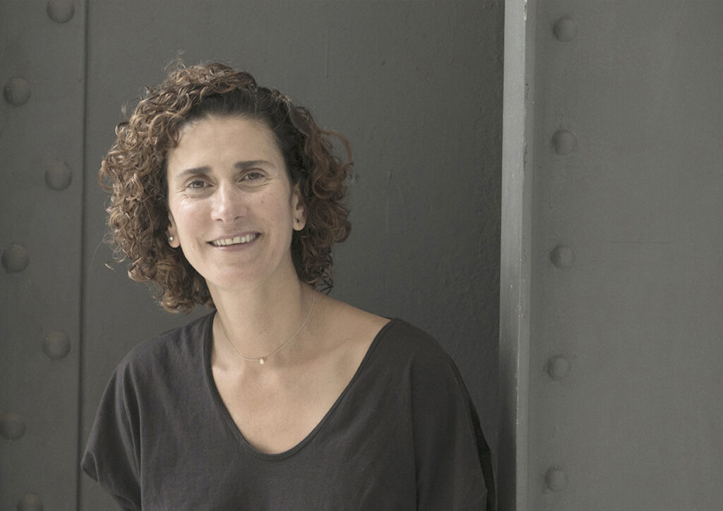 Retrato de la artista Marianna Dellekamp, autora de la exposición Escenarios domésticos.