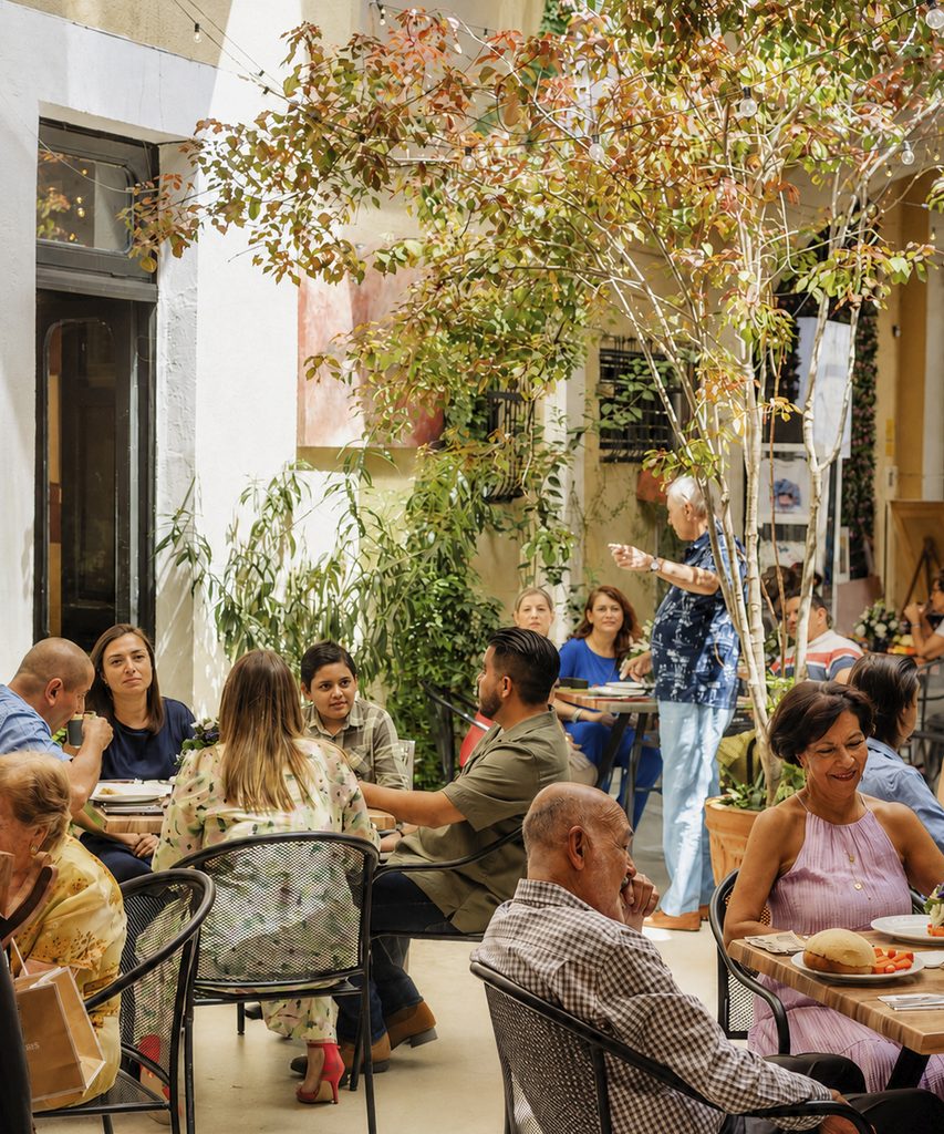 Comensales en el patio interior de Mixe Cocina Evolutiva en el Centro Histórico de Querétaro.