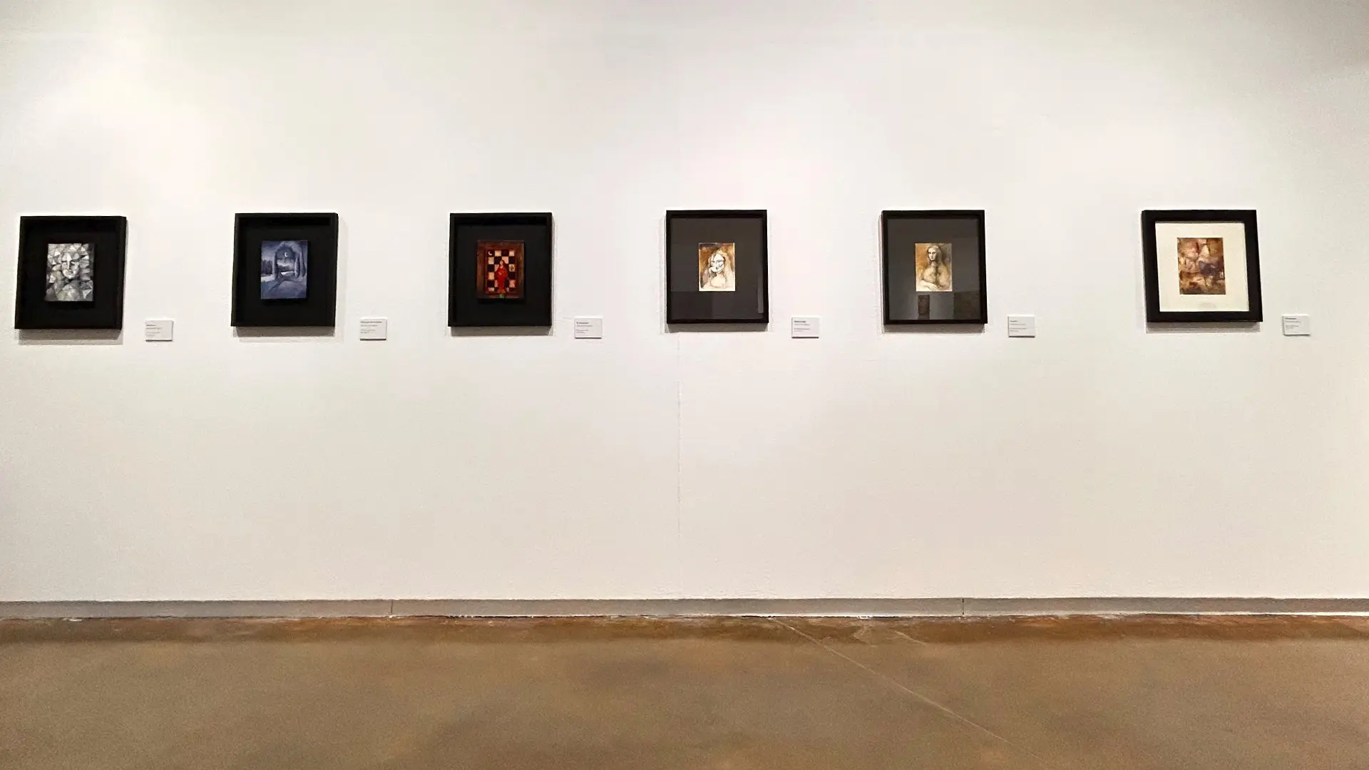Obras enmarcadas exhibidas en una sala del Museo de Arte Contemporáneo de Tamaulipas.