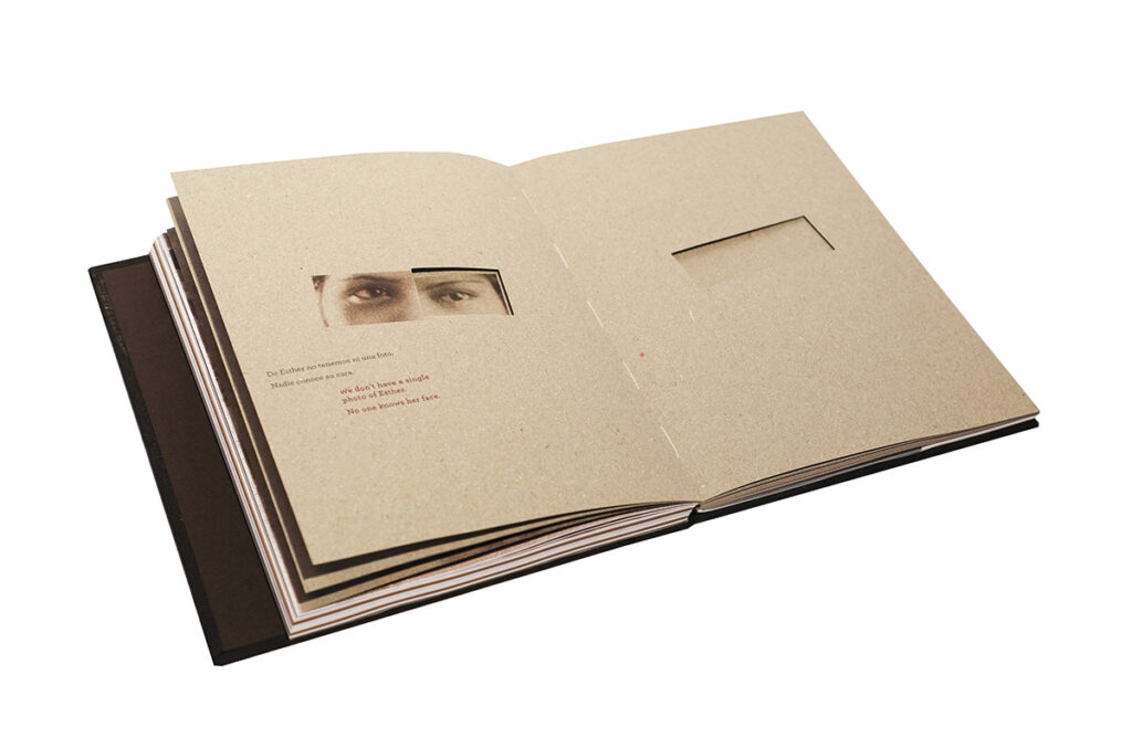 Fotolibro abierto sobre fondo blanco, con páginas de papel kraft y recortes rectangulares que dejan visibles los ojos de una fotografía.
