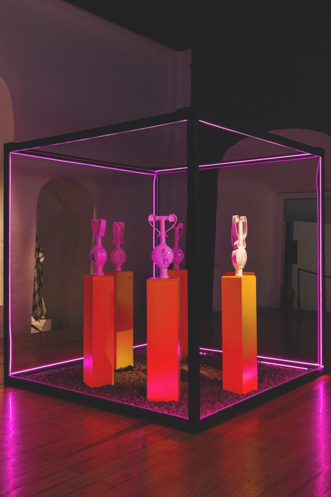 Instalación artística de Pepx Romero con esculturas e iluminación rosa en el Museo Ex Teresa Arte Actual.