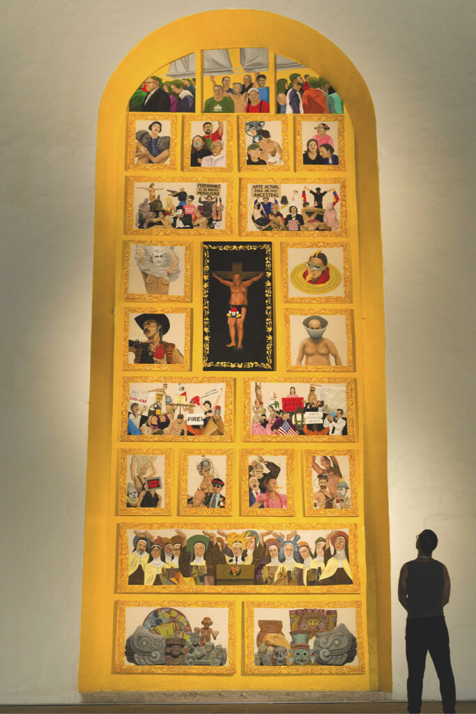 Vista completa del retablo de 14 metros Performance es el nuevo muralismo de Pepx Romero con un visitante frente a la obra.