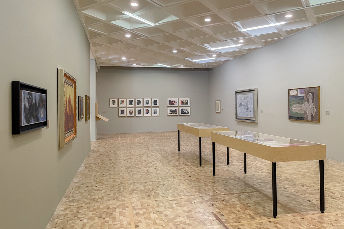 Sala de Tamayo, Nieto, Toledo. Los años en París con pinturas, obra gráfica y vitrinas que forman parte del recorrido de la exposición en el Museo Tamayo.