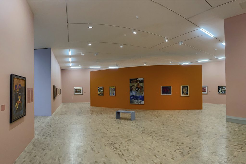 Obras de Rufino Tamayo, Rodolfo Nieto y Francisco Toledo exhibidas en una de las salas del Museo Tamayo dedicada a sus años en París.