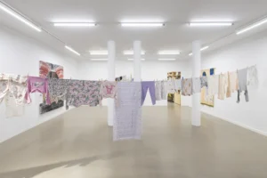 Vista de instalación de Yalla Tnam, Yalla, de Mounira Al Solh, en Bombon Barcelona.