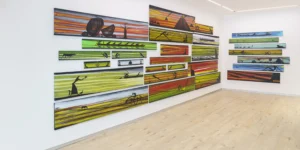 Vista de sala de Diálogos en el desierto, de José Bedia, en El Apartamento Madrid.