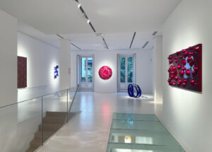 Vista de la sala madrileña de Gerhardt Braun Gallery durante Color Cosmos, con obras de Willi Siber.