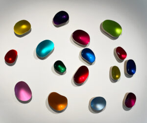 Relieves ovalados de colores de Willi Siber publicados en su perfil de Gerhardt Braun Gallery.