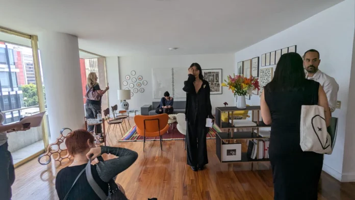 Visitantes recorren un espacio con obras de arte contemporáneo durante GAMA Week 2026 en la Ciudad de México.