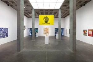 Vista interior de OMR con obras de Rubén Ortiz Torres distribuidas entre muros y pedestales de la galería.