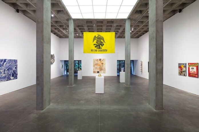 Vista interior de OMR con obras de Rubén Ortiz Torres distribuidas entre muros y pedestales de la galería.