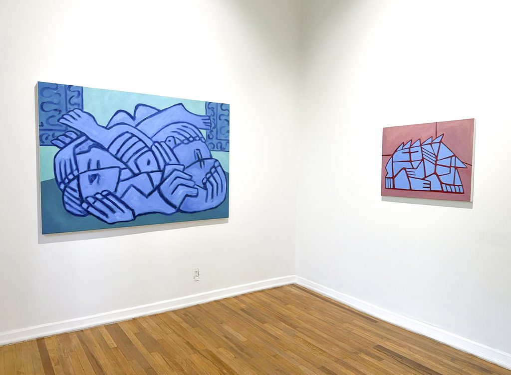 Vista de sala de Galería Ethra con dos pinturas de Emi Winter en tonos azules, como parte de la exposición Trópico de Jersey.