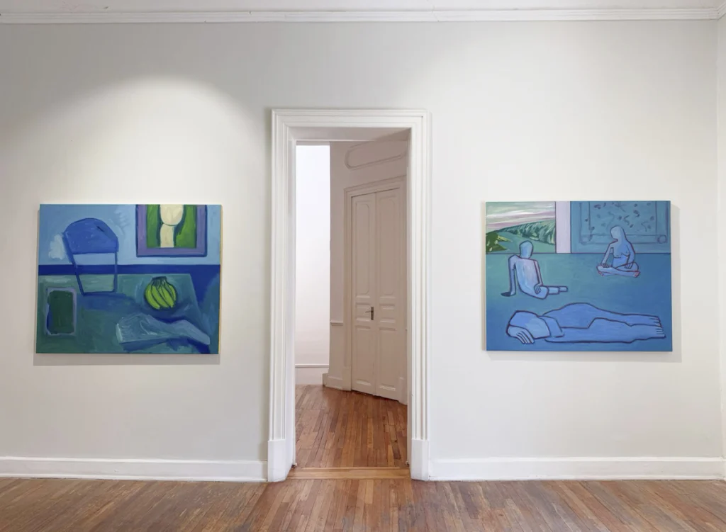 Vista de una sala de Galería Ethra con dos pinturas de Emi Winter en tonos azules, como parte de la exposición Trópico de Jersey.