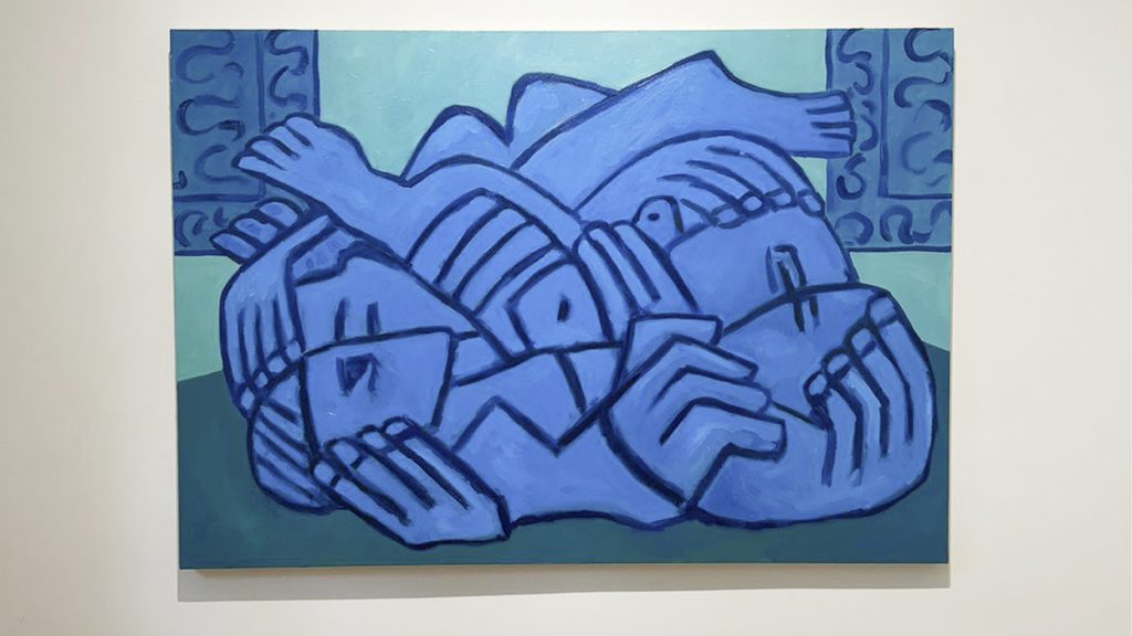 Pintura de Emi Winter en tonos azules que representa varias figuras humanas entrelazadas, exhibida en Galería Ethra.