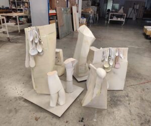 Conjunto de esculturas de Daniel Verbis en un espacio de trabajo vinculado a Ayuno de pintura.
